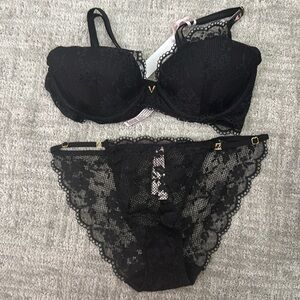 Victoria's Secret Lace Half-Pad Plunge Bra with matching panty NWT -Black